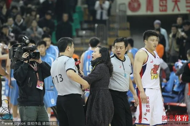CBA美女记者：郜林妻子领衔 京媒撞胸裁判闹赛场