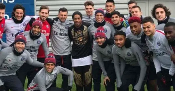 小罗探班大巴黎，与队员合影