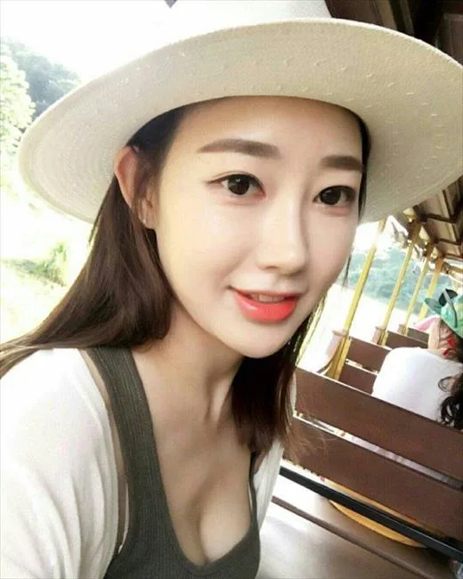 韩国瑜伽女神朴英走红 着紧身衣性感身材一览无余