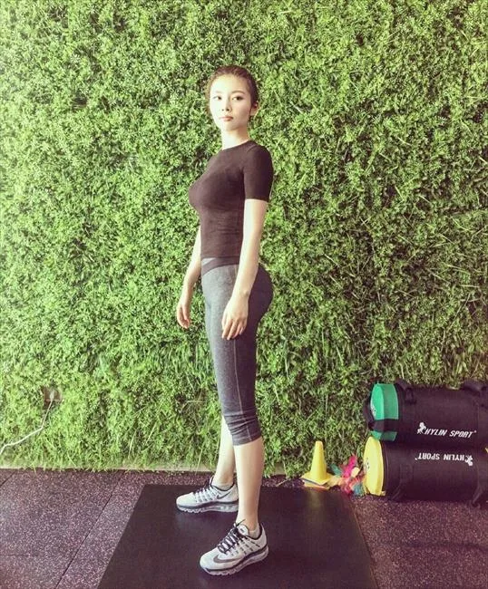 徐冬冬穿紧身衣完美身材暴露无遗 这胸真是够抢镜！