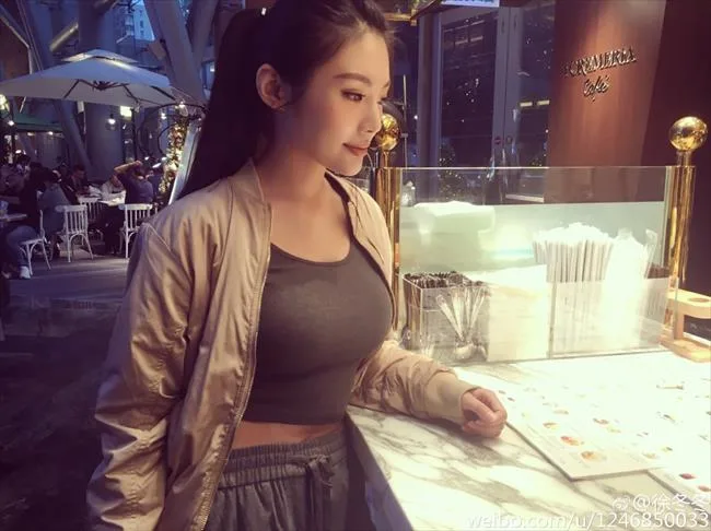 徐冬冬穿紧身衣完美身材暴露无遗 这胸真是够抢镜！
