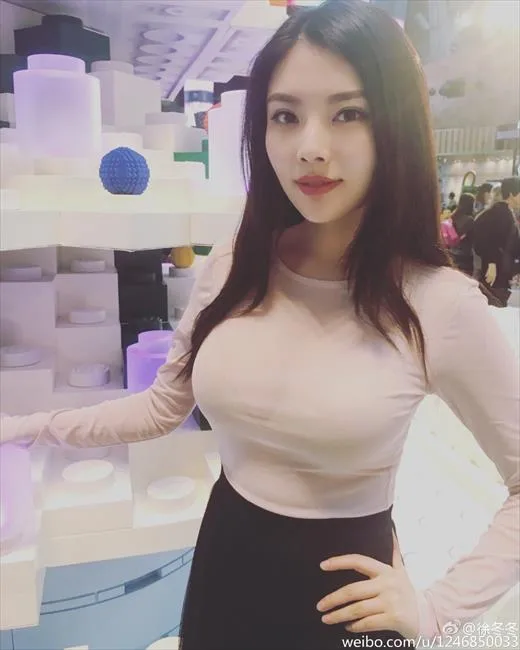徐冬冬穿紧身衣完美身材暴露无遗 这胸真是够抢镜！