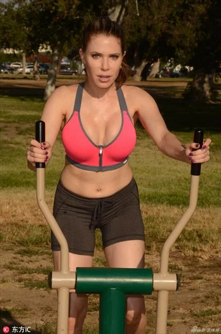 花花公子女郎乔丹拍户外香艳写真 丰乳肥臀诱人