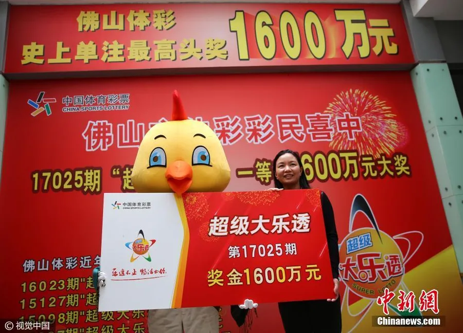 1600万得主穿披肩扮