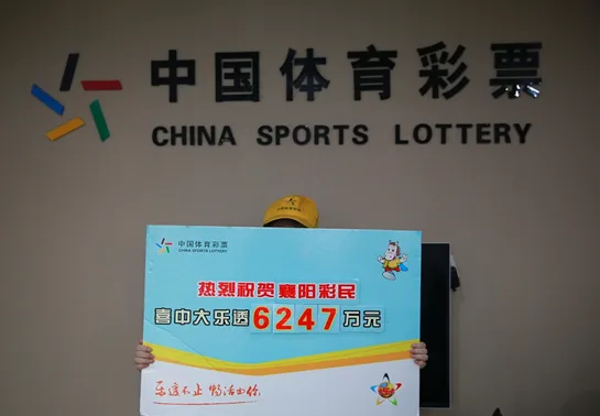 辉哥说彩:主任又出新意 身穿乞丐装领奖