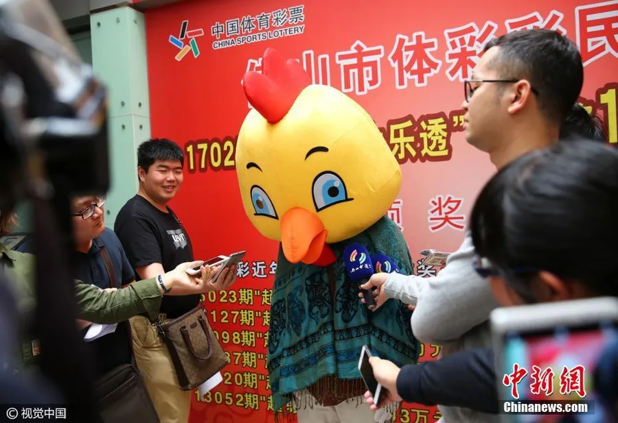 1600万得主穿披肩扮