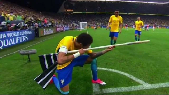 开枪瞄准！内马尔庆祝动作引争议 FIFA或处罚