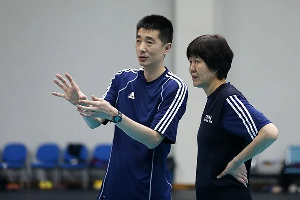 郎平和安家杰在场边进行战术指导。视觉中国 资料图