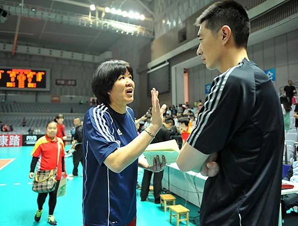 2015年5月,中国女排内部对抗赛赛前,郎平和安家杰做赛前准备。视觉中国 资料图