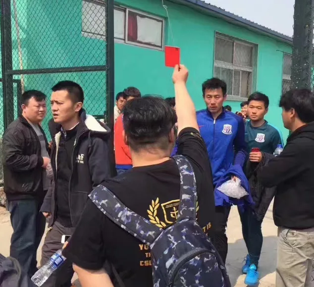 秦升妻子怒怼举红牌球迷:战场上你也这样冲?
