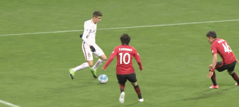 GIF-开场仅20秒上港逃过一劫 席尔瓦铲射中柱