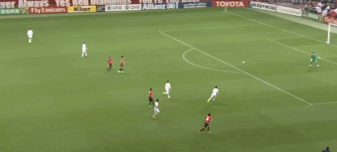GIF-开场仅20秒上港逃过一劫 席尔瓦铲射中柱