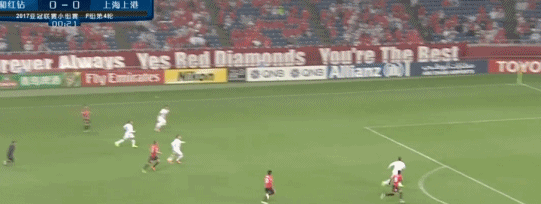 GIF-开场仅20秒上港逃过一劫 席尔瓦铲射中柱