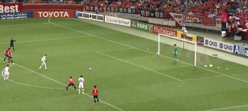 GIF-开场仅20秒上港逃过一劫 席尔瓦铲射中柱
