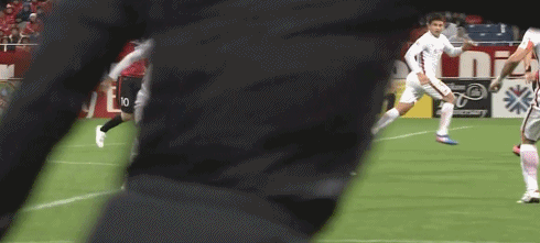 GIF-开场仅20秒上港逃过一劫 席尔瓦铲射中柱