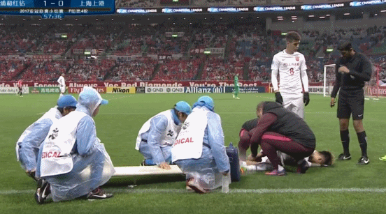 GIF-开场仅20秒上港逃过一劫 席尔瓦铲射中柱