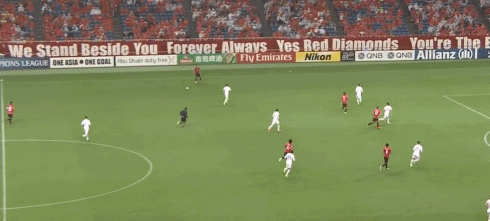 GIF-开场仅20秒上港逃过一劫 席尔瓦铲射中柱