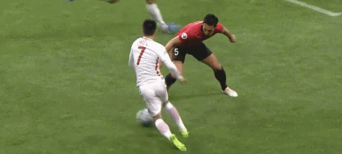 GIF-开场仅20秒上港逃过一劫 席尔瓦铲射中柱