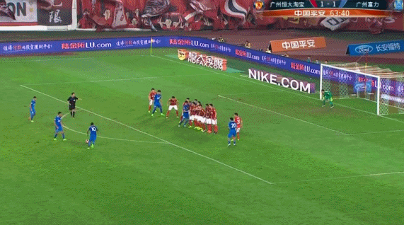 GIF-雷纳尔迪尼奥任意球破门 富力客场2-1恒大