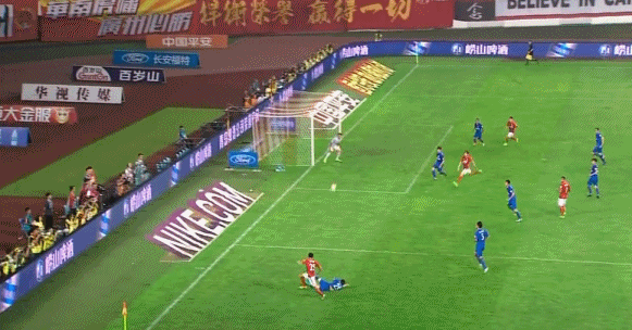 GIF-李建滨蝎子摆尾乌龙 申花客场暂2-2恒大