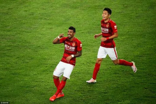 恒大3-2申花豪取6连胜 暴力鸟破僵于汉超绝杀