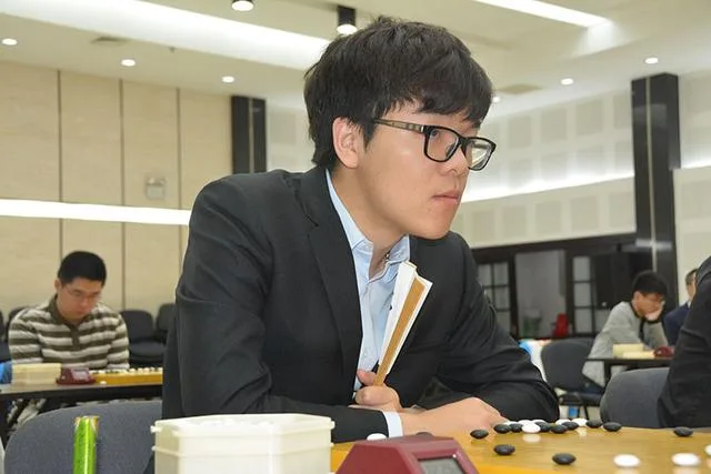 柯洁孤单寂寞深夜泡面 调侃给阿法狗主机吃面