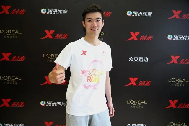 帅哥教练贴身指导王丽坤 竟然还是羽毛球冠军！
