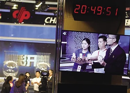37名社会监督员走近双色球开奖 扑克牌定摇奖球
