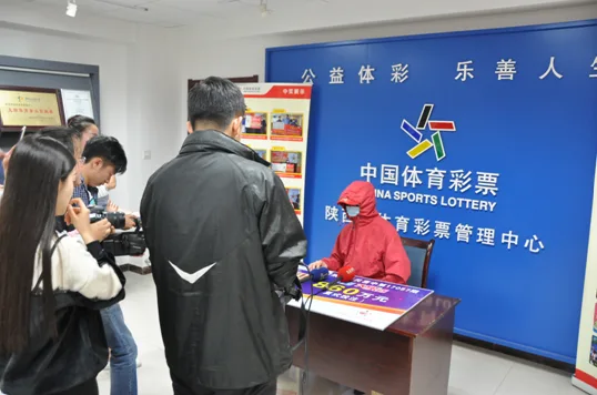 &nbsp; &nbsp; &nbsp; &nbsp; 大乐透860万元大奖得主接收媒体采访