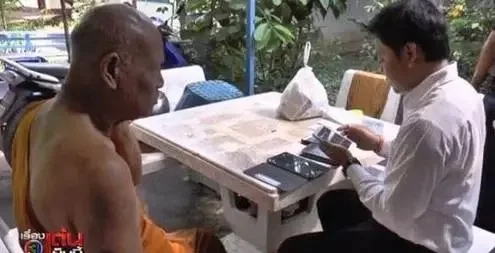 泰国僧人卖地下彩票 购买者多是信徒