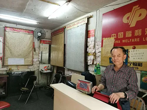 打工受阻开彩店14年 61岁老板年销量过百万