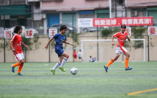 拜仁中国行牵手乡村球童 穆勒莱万亲自指导