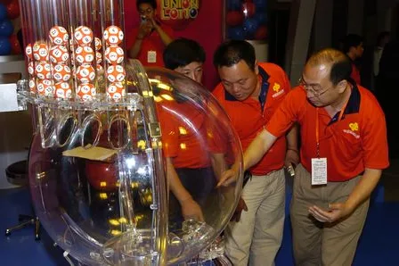 《老梁观世界》质疑中国彩票:停售不开奖是造假?