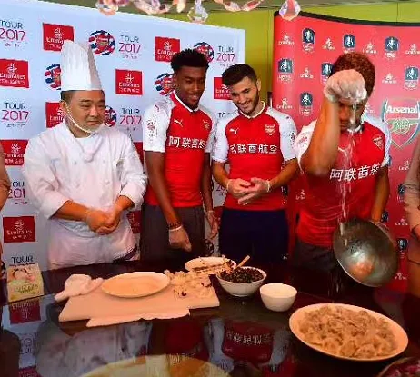 阿森纳3大将学包饺子 张伯伦搞怪魔性撒面粉