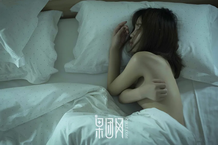 [GIRLT果团网]TG026_嫩模朱朱居家大床上大尺度全裸秀美体慵懒迷离诱惑写真35P