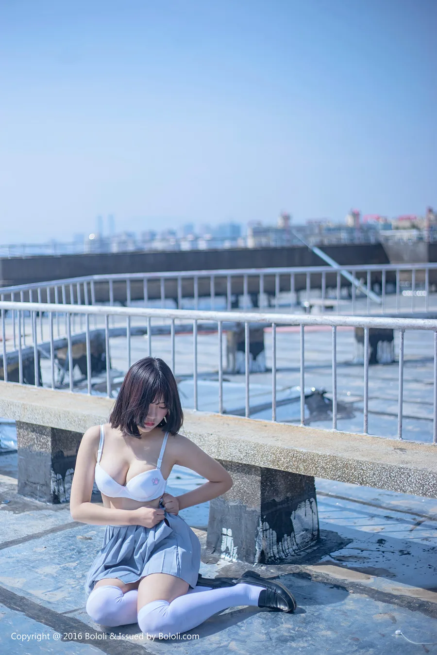 [BoLoli波萝社新刊]Vol.096_嫩模汐姐天台JK制服慢慢脱去秀性感内衣白嫩美胸写真40P