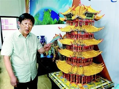 68岁老人两年折30万张彩票 九龙壁成品惊艳