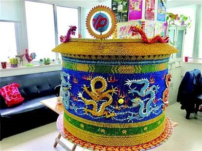 68岁老人两年折30万张彩票 九龙壁成品惊艳