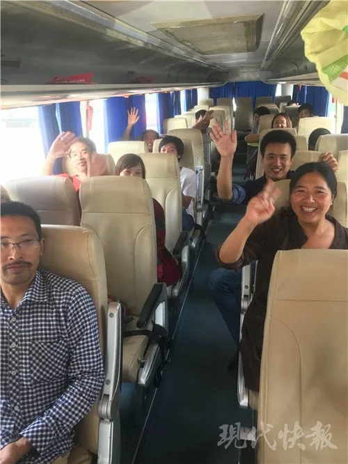46人合伙购彩中521万包车领奖 露脸合影曝光(图)