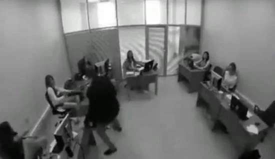 男子彩票中得大奖 竟对着老板撒尿发泄表不满