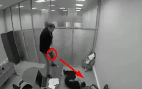 男子彩票中得大奖 竟对着老板撒尿发泄表不满