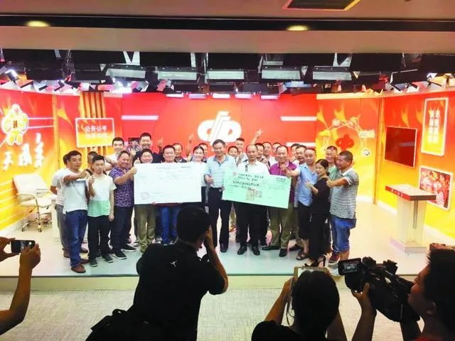 52人合买双色球中得623万头奖,大部队集体包车来汉露脸兑奖