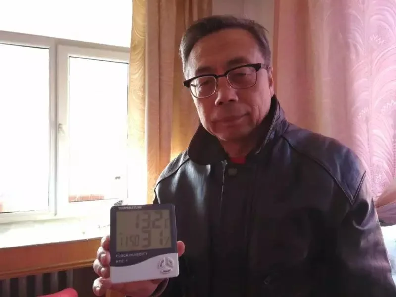 供热公司所长上班时间腿放桌上看彩票 让人心冷