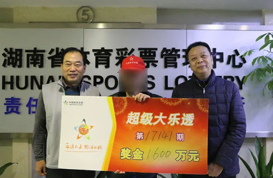 工薪族中奖1600万不敢信 全家做起掐掐操(图)