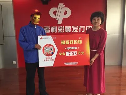 郑州一女彩民2个月中2注双色球一等奖 网友:太假了 衣服都不换?