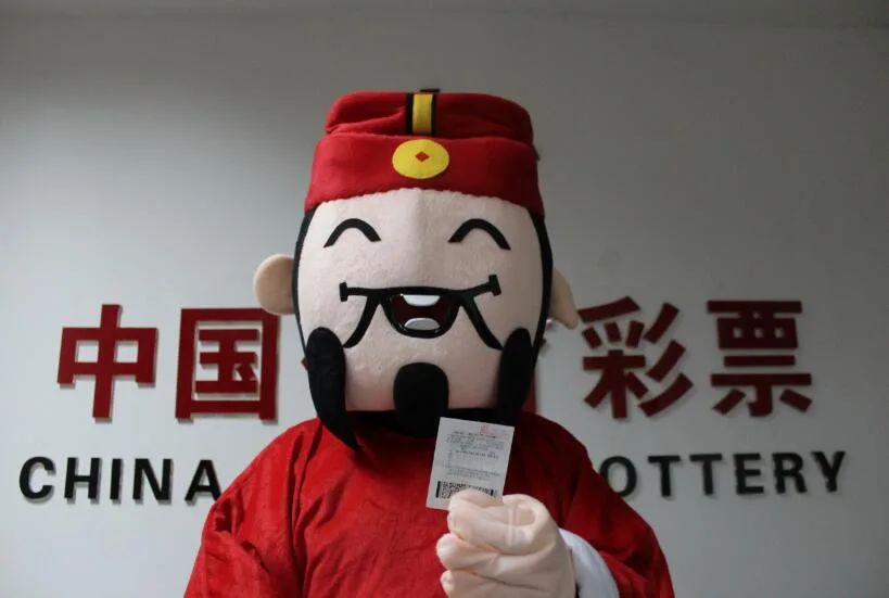 1600万巨奖得主现身领奖:捐赠10万元做公益