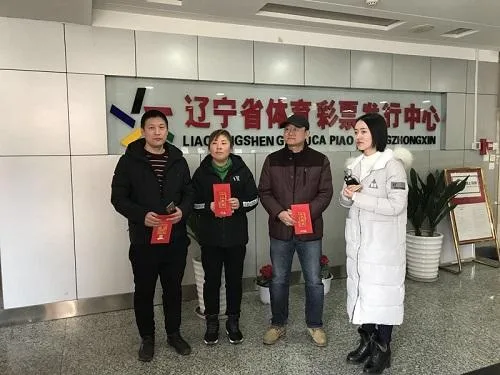 三人合买露脸领奖面对镜头 称彩票是真的(图)