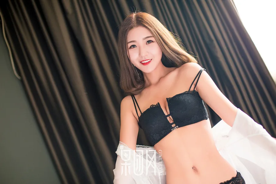 [GIRLT果团网]NO.108_美胸嫩模居家黑色情趣内衣+粉红气球女郎秀完美身材诱惑写真48P
