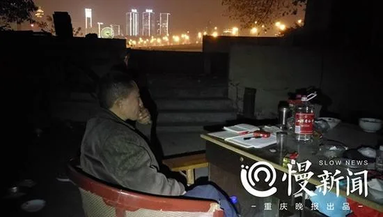 再访桥洞彩票男:欲出书赚800亿 仍瞧不起李嘉诚