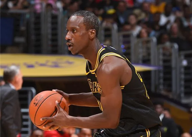 扫地僧出没！发展联盟老将NBA首秀一鸣惊人
